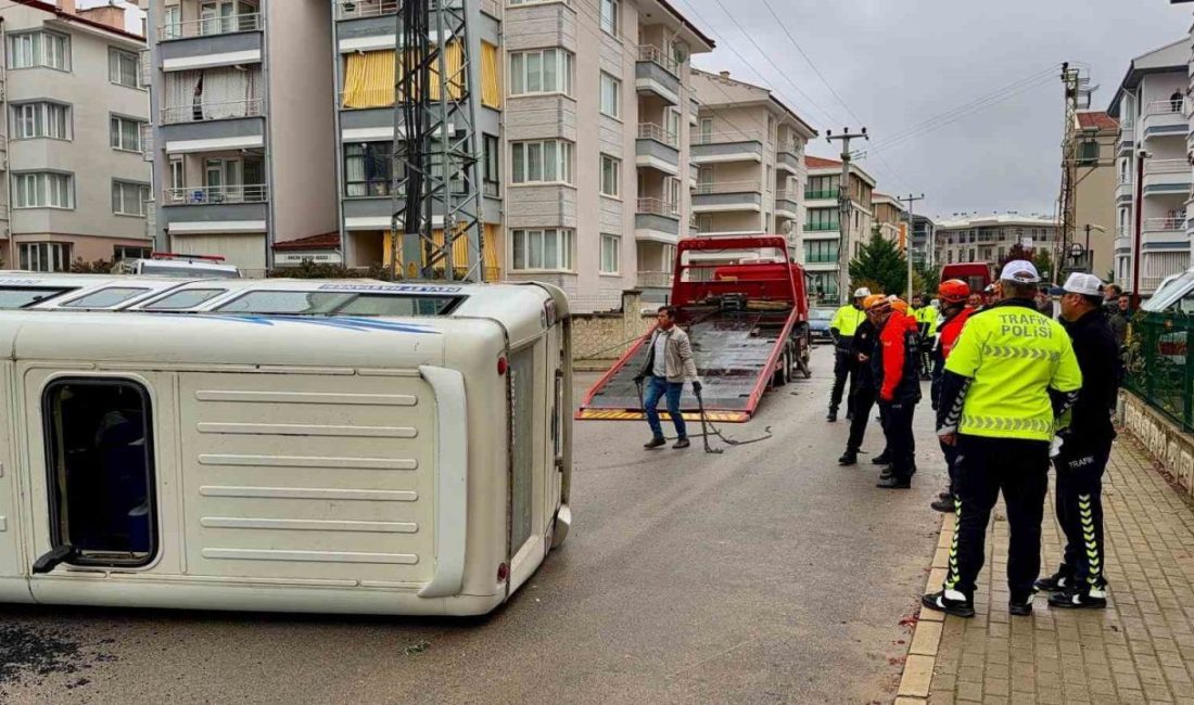 Afyonkarahisar’da öğrenci taşımacılığı yapan servis aracı ile şehir içi yolcu