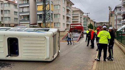 Afyonkarahisar’da öğrenci taşımacılığı yapan servis aracı ile şehir içi yolcu