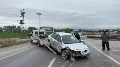 Afyonkarahisar’ın Emirdağ ilçesinde meydana gelen trafik kazasında kontrolden çıkan otomobil