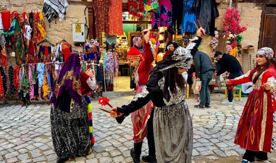 Afyonkarahisar’ın İhsaniye ilçesine bağlı tarihi Ayazini köyü, havaların soğumasına rağmen