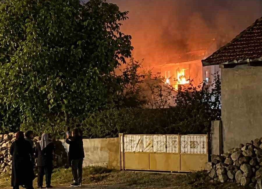 Afyonkarahisar’ın Şuhut ilçesinde akşam saatlerinde müstakil bir evde çıkan yangın,