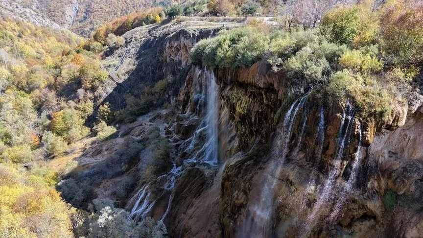 Sivas il merkezine 82 kilometre, Doğanşar ilçe merkezine ise 16