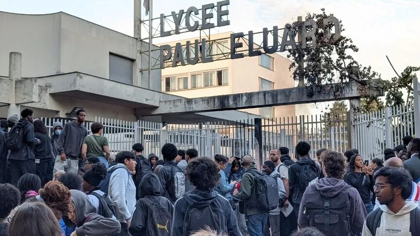 Fransa’da liselerdeki abluka devam ederken protestolar üniversitelere de yayıldı.
