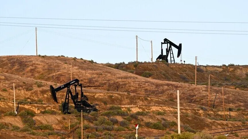 ABD-İran görüşmelerindeki belirsizlik ortamında Brent petrolün varil fiyatı yeniden 100 doları aştı.