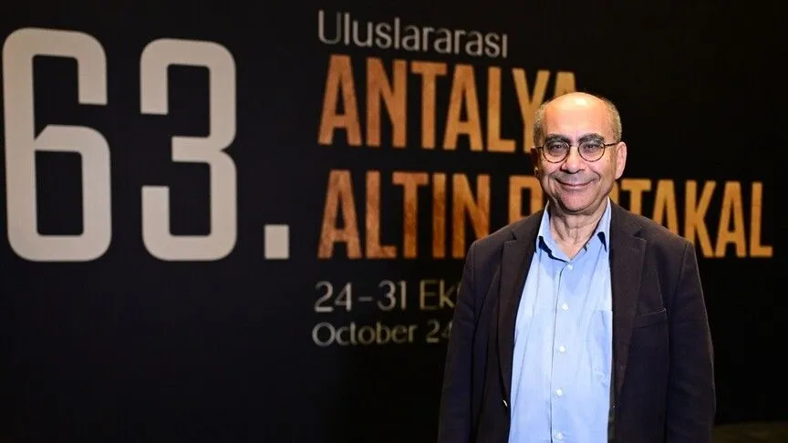 Senarist ve yazar kimliğiyle de öne çıkan, kendine has anlatım