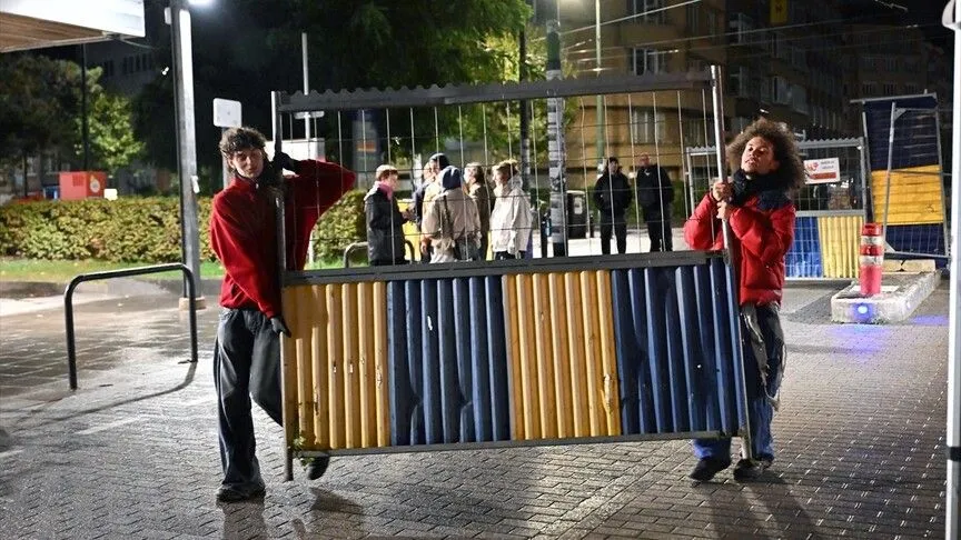 Öğrenciler, günün erken saatlerinde Brüksel Özgür Üniversitesi (ULB) Solbosch Kampüsü’nün