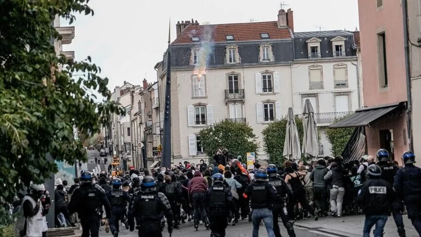 BFMTV’nin haberine göre, 8 Ekim’de başkent Paris’teki lise eylemlerine katılan