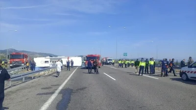 Gebze-Orhangazi-İzmir Otoyolu’nun Akhisar Gişeleri mevkisinde çekiciyle tur otobüsü çarpıştı. Kazada
