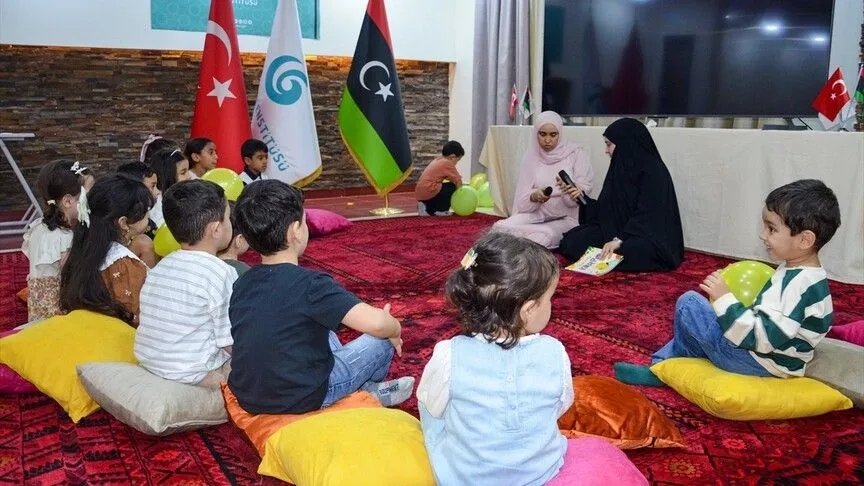 Türkçe ve Arapça gerçekleştirilen etkinlikte çocuklar, canlandırmalı hikaye anlatımının yanı