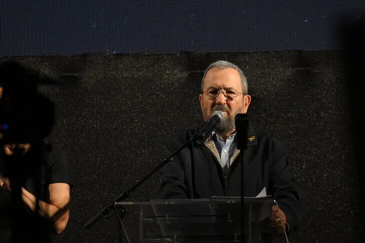 Eski İsrail Başbakanı, Netanyahu’yu seçimleri geciktirebilecek bir savaşa zemin hazırlamakla suçladı.