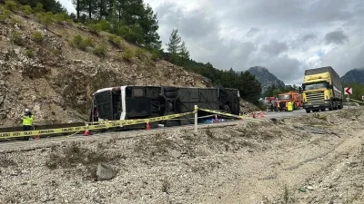 Sürücüsünün ismi ve plakası henüz öğrenilemeyen yolcu otobüsü Isparta-Antalya kara