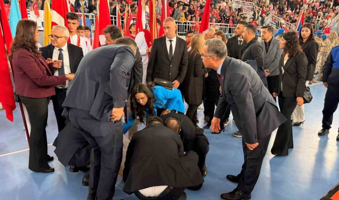 Afyonkarahisar’da düzenlenen 29 Ekim Cumhuriyet Bayramı kutlamaları sırasında bayrak taşıyan