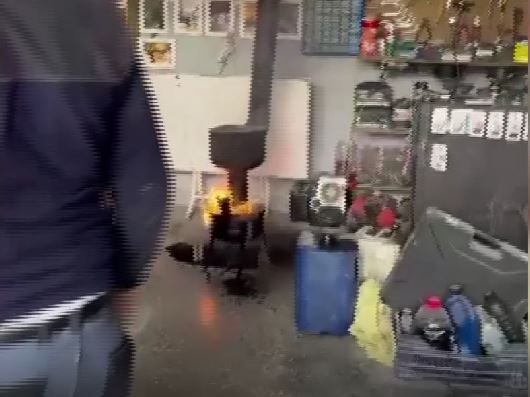 Sobadan çıkan yangından aracı kaçırdılar